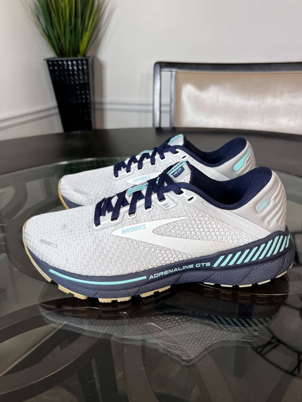 Brooks Adrenaline GTS
22 Women's Sneakers Sz
9